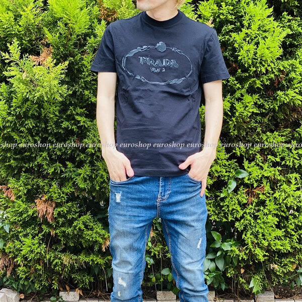 アウトレット直営店買付【PRADA】ロゴプリント Tシャツ UJN555 Prada ロゴ Tシャツ | ブラック | FARFETCH JP