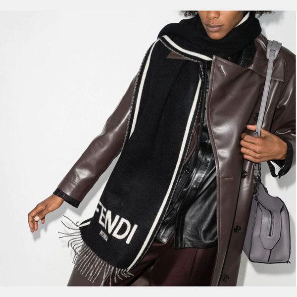 FENDI カメリアカラーシープスキンスカーフ ホワイト　マフラー FENDI カメリアカラーシープスキンスカーフ ホワイトマフラー