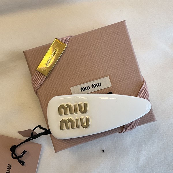 miu miumiu ミュウミュウ パテントレザー ヘアクリップ ヘア