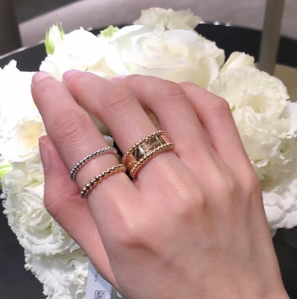 ヴァンクリーフ＆アーペル】ペルレ シニアチュール リング 偽物vs5241  