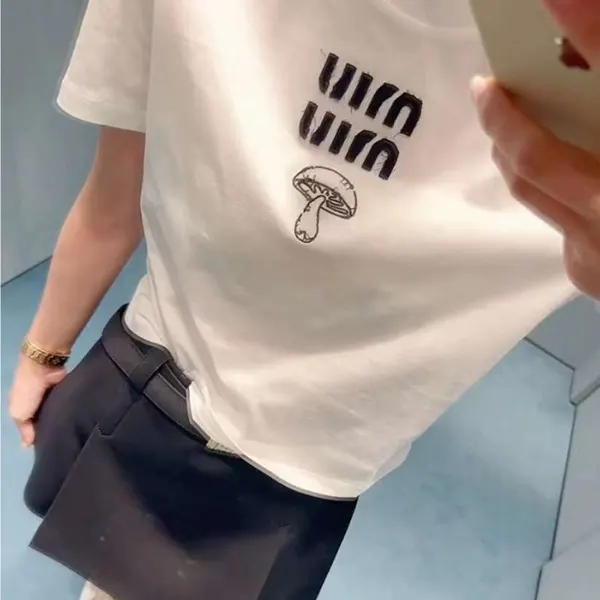 上品高見え□ミュウミュウ ロゴ コットン Tシャツ コピー MJN495 上品高見え□ミュウミュウ ロゴ コットン Tシャツ コピー MJN495