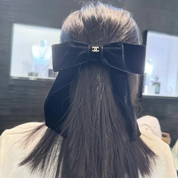 CHANEL CCロゴ ベルベット リボン バレッタ ブラック AA8557 CHANEL - ブラックベルベット 大きめリボンバレッタ CCロゴ付き