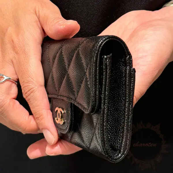 【CHANEL】ジップコンパートメント付 カード/コインケース Classic zipped card holder - Grained shiny calfskin & gold
