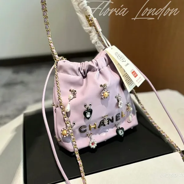 新デザイン】【シャネル 22 ミニ 偽物】CCロゴチャーム付 レア
