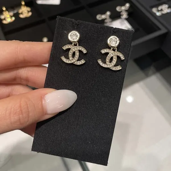 キラキラ光るCCロゴが上品★【CHANEL】ラグジュアリーピアス セレブ多数愛用】《キラキラ光るCCロゴが上品なお洒落♪》25S